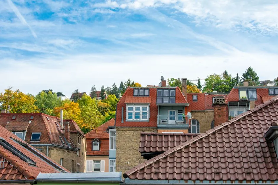 Mehrfamilienhaus mit Photovoltaikanlage auf dem Dach