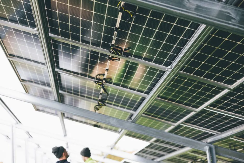 Aufgeständerte Solarmodule auf einem Flachdach