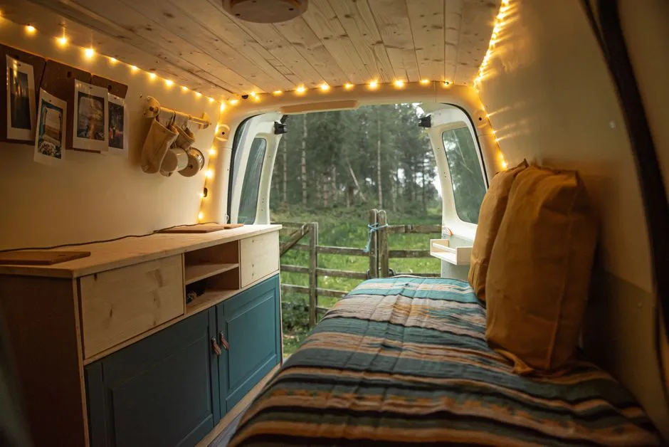 Campervan mit Solartechnik unterwegs in der Natur