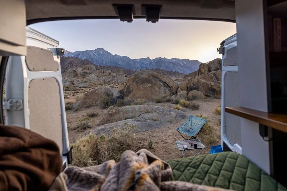 Wohnmobil autark mit Solarenergie in der Natur