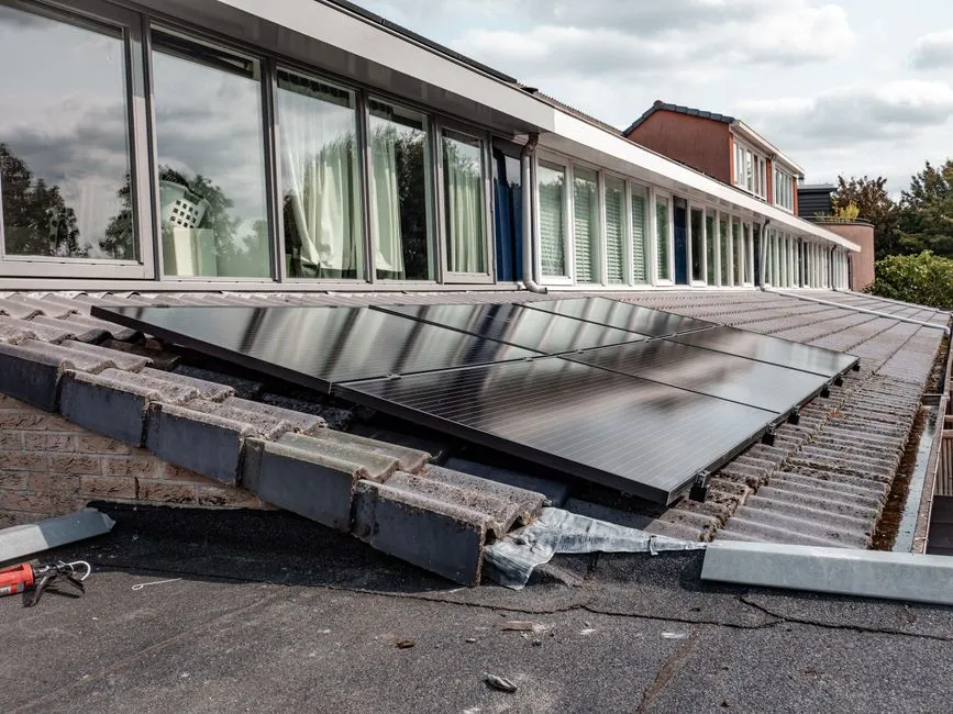 Photovoltaikanlage auf einem modernen Einfamilienhaus für Familien