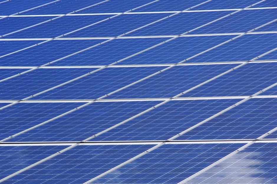 Solarmodule auf einem Hausdach mit Unterkonstruktion