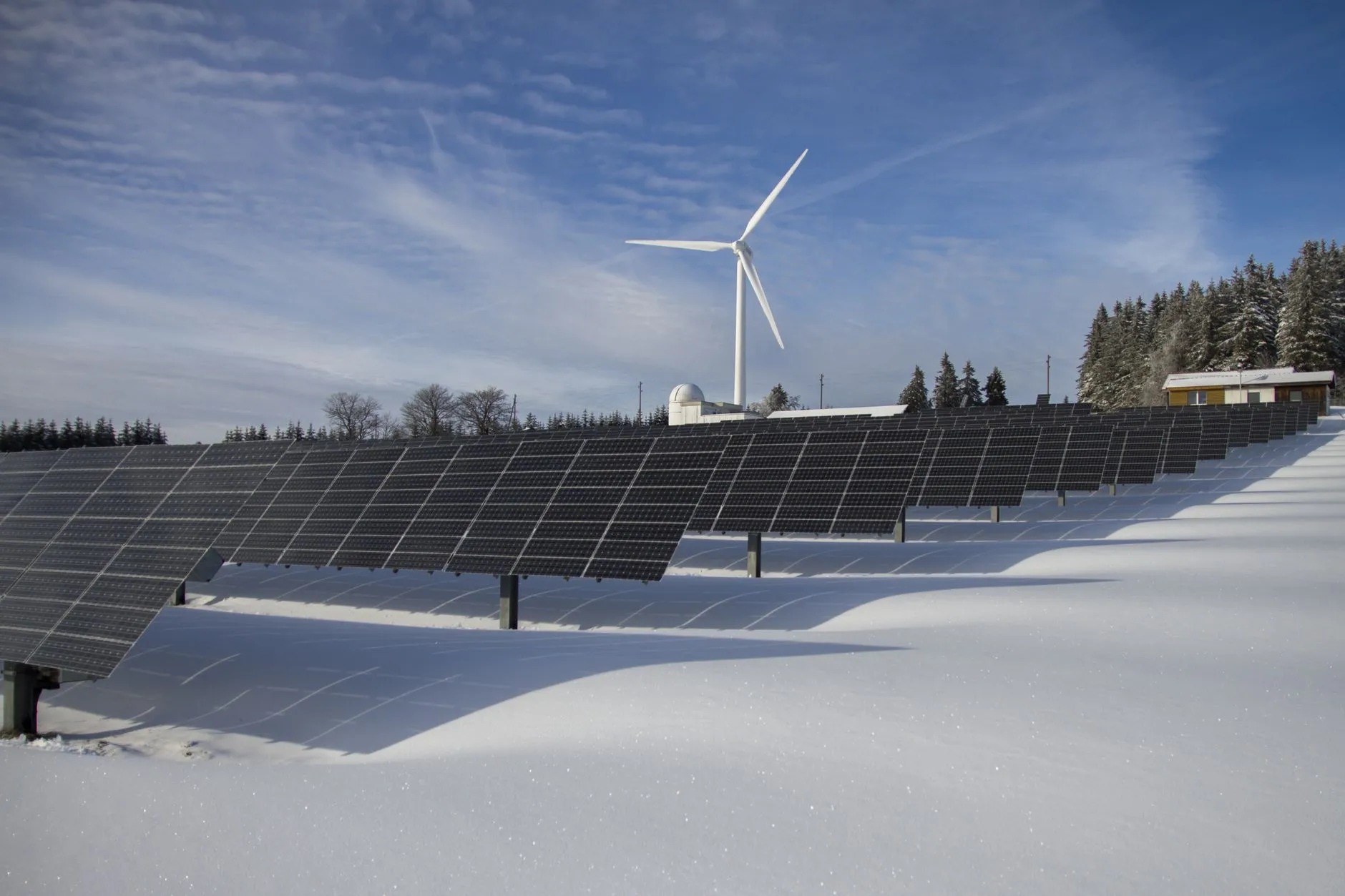 Hausdach mit Photovoltaikanlage und Sonneneinstrahlung