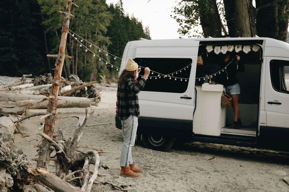 Wohnmobil im Sommerurlaub in der Natur