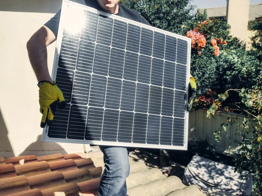 Solar-Komponenten-Installation auf einem Wohngebäude